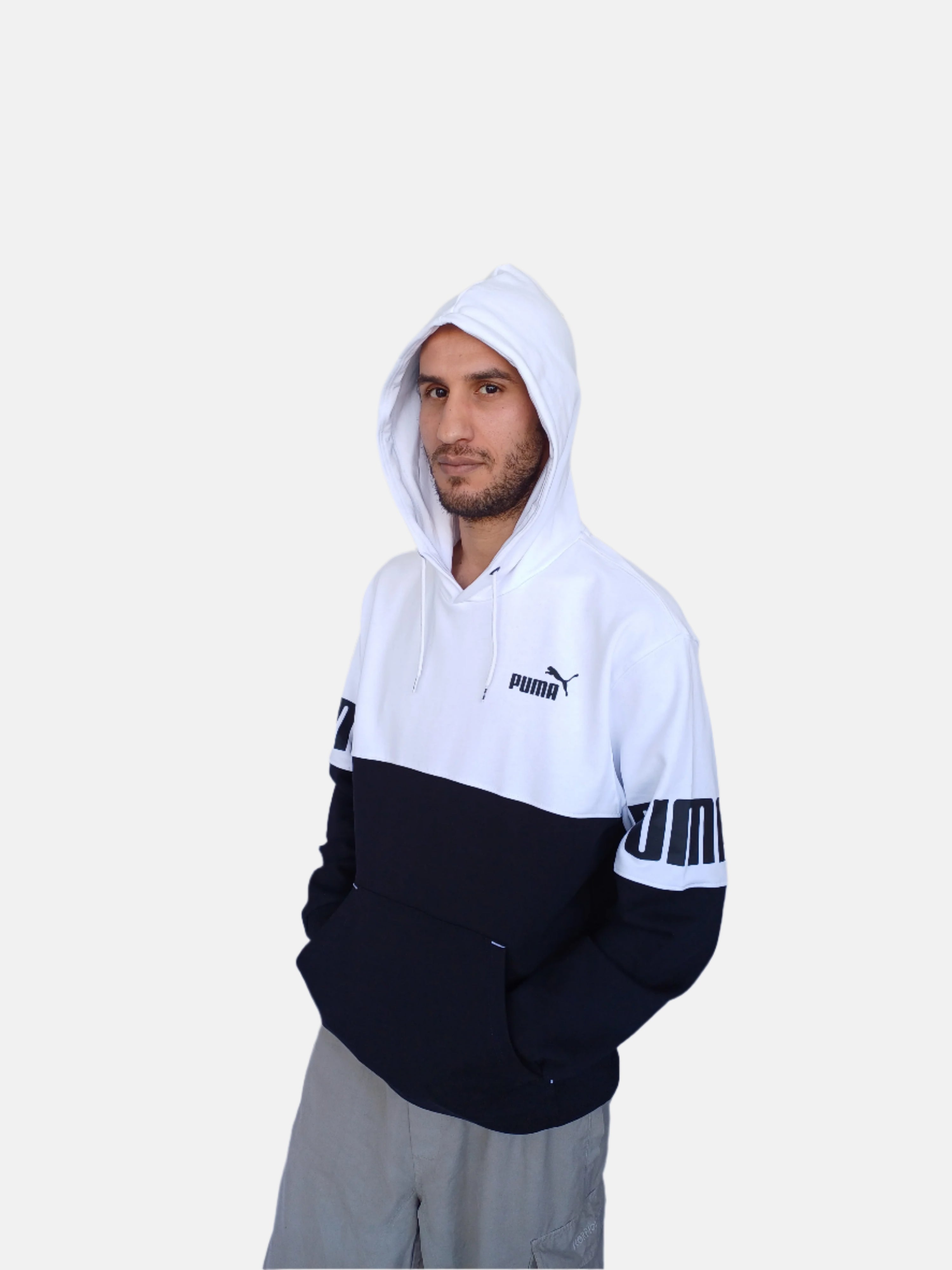 سويت شيرت بغطاء رأس وشعار Puma Power ColorBlock للرجال باللونين الأبيض والأسود