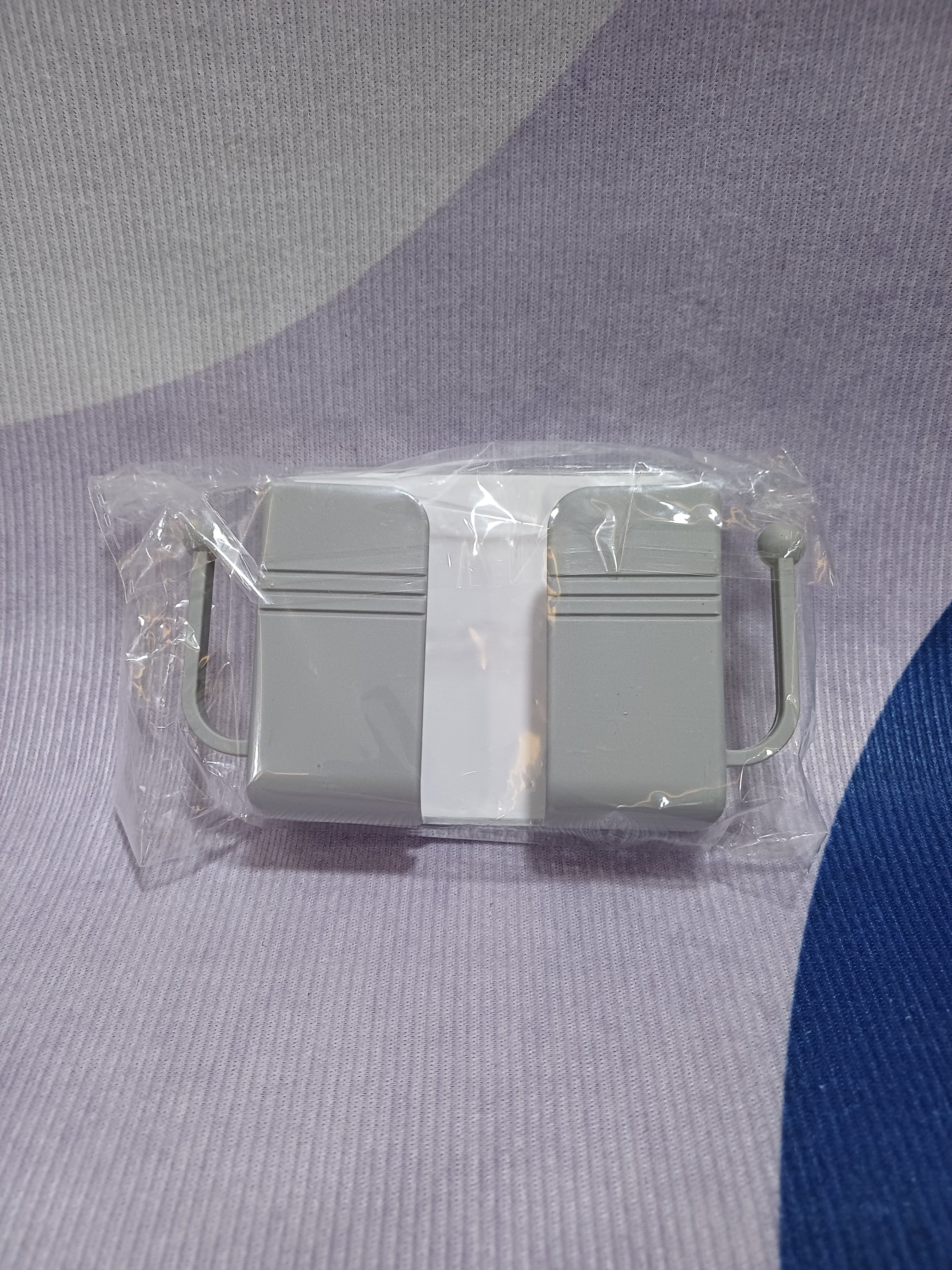 صندوق تخزين معلق على الحائط باللون الرمادي لجهاز التحكم عن بعد الخاص بالتلفزيون والهاتف