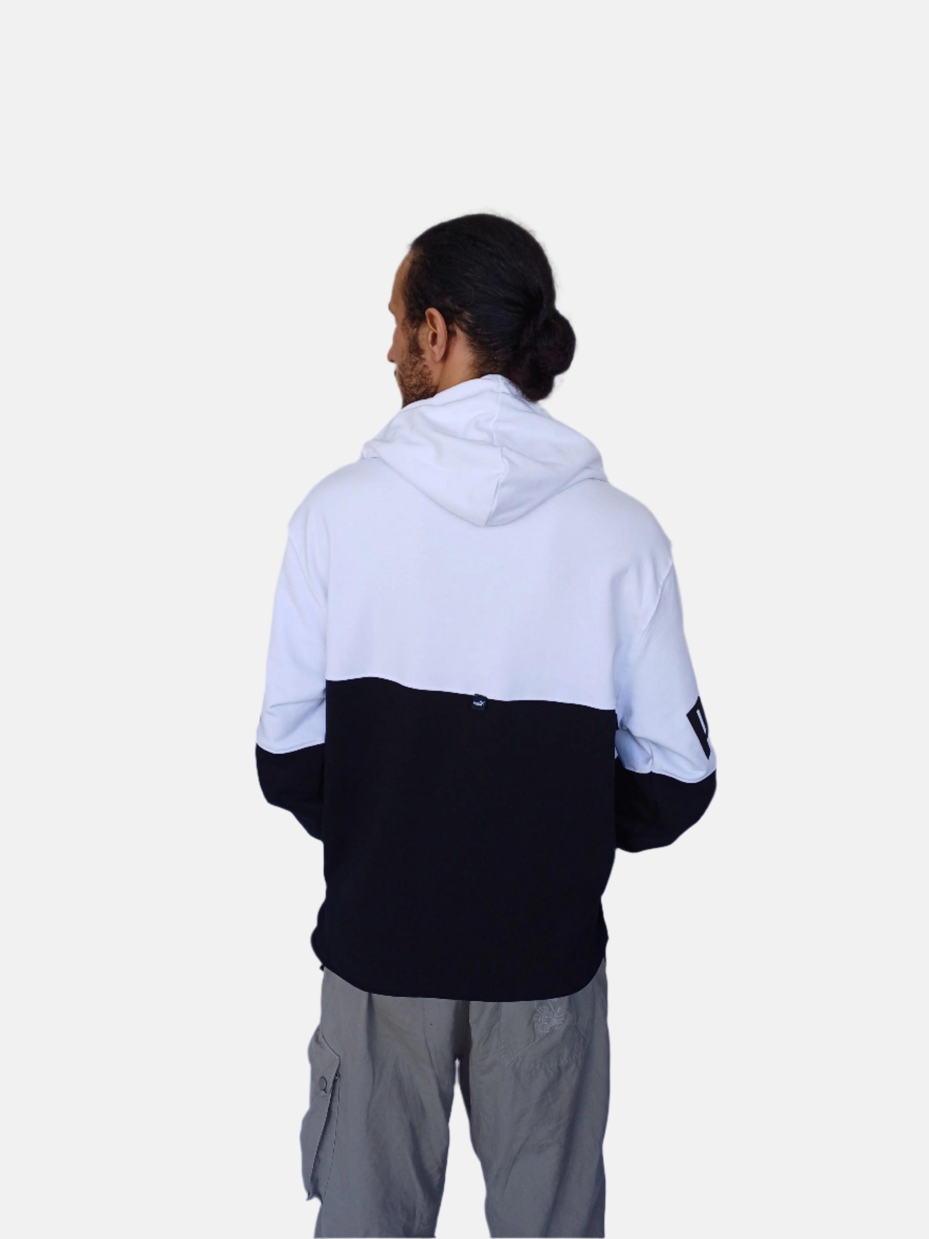سويت شيرت بغطاء رأس وشعار Puma Power ColorBlock للرجال باللونين الأبيض والأسود